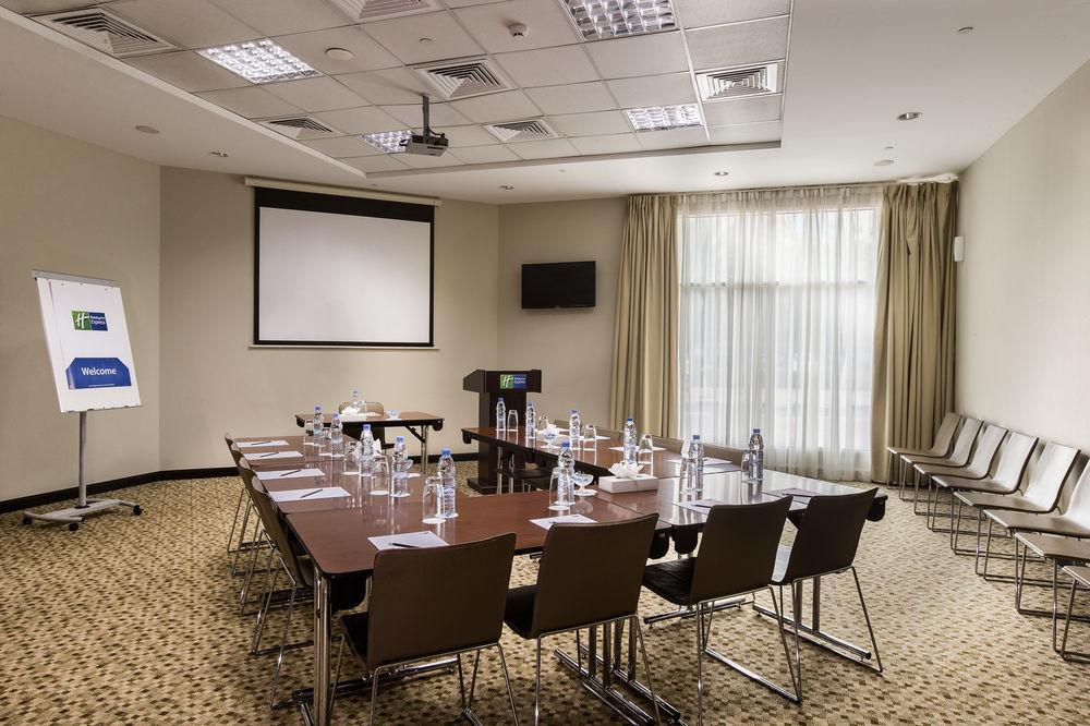Holiday Inn Express Dubai Safa Park, An Ihg Hotel Exterior photo